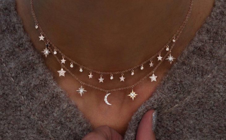 Chica usando un collar de lunas y estrellas 