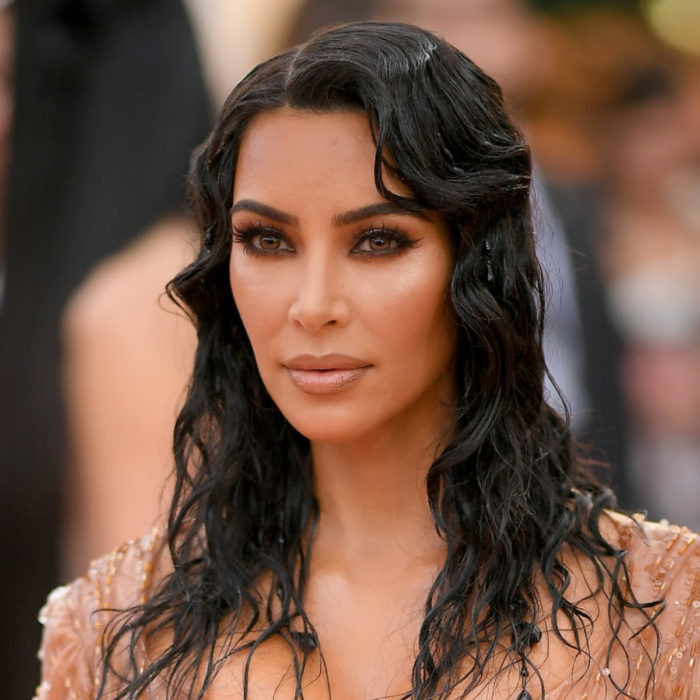 Kim Kardashian en Met Gala 2019 con corte de cabello midi, ondulado y color negro