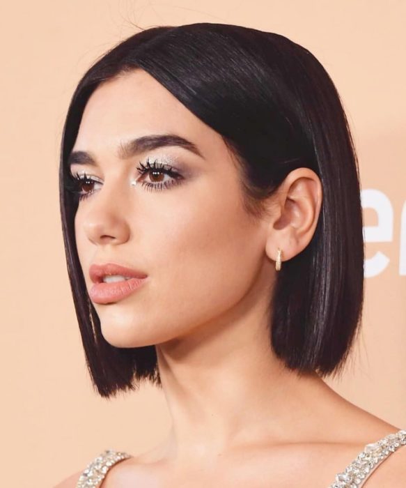 Dua Lipa con un corte bob liso 