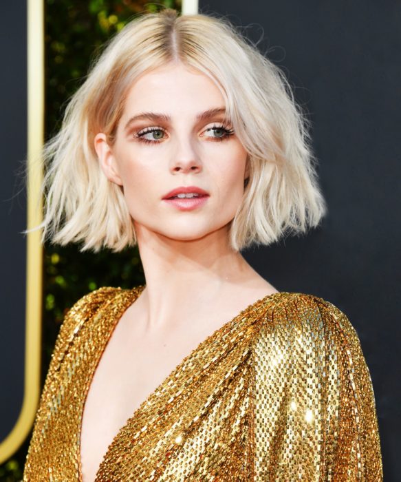 Lucy Boynton con un corte bob despeinado y en color platino 