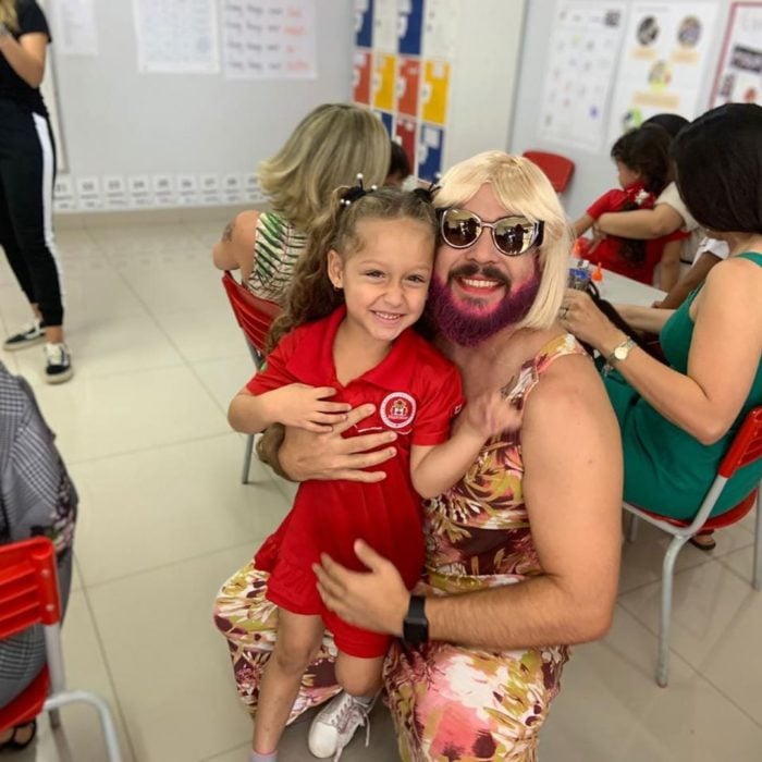 Daniel Correa, papá viudo de una niña, se disfraza de mujer para asistir al festival del Día de las Madres de la escuela, con barba rosa, peluca rubia y vestido floreado