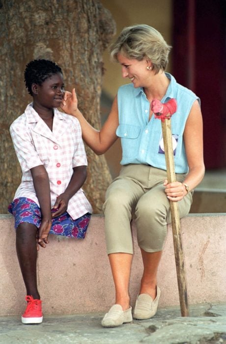 Princesa Diana de Gales con niña africana