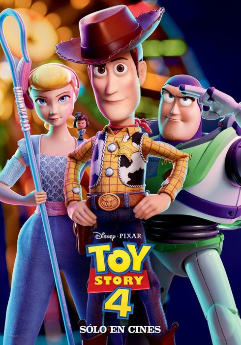 Portada del poster de la nueva película de Disney Toy Story 4 con woody, betty boo y buzz lightyear