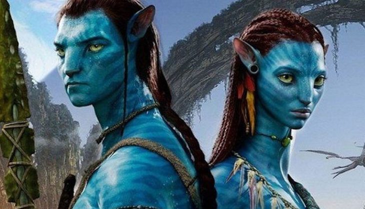 Escena de la película Avatar. Protagonistas pardos de espaldas mirando a un punto fijo 