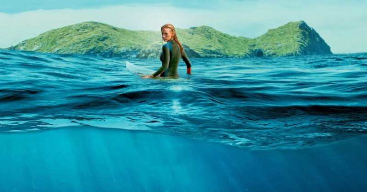 Chica sobre una tabla de surf en el mar, Blake Lively, escena película Miedo profundo