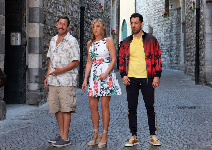 Adam Sandler, Jennifer Aniston y Luis Gerardo Mendez sorprendidos, escena de la película Misterio A Bordo