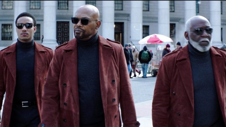 Samuel L. Jackson usando chaqueta colro vino, escena de la película Shaft