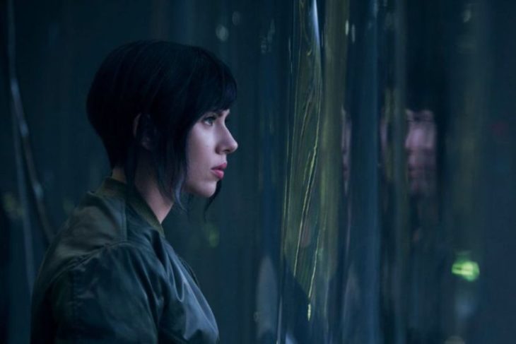 Scarletth Johansson mirando a través de una ventana, escena de la película Ghost in the Shell