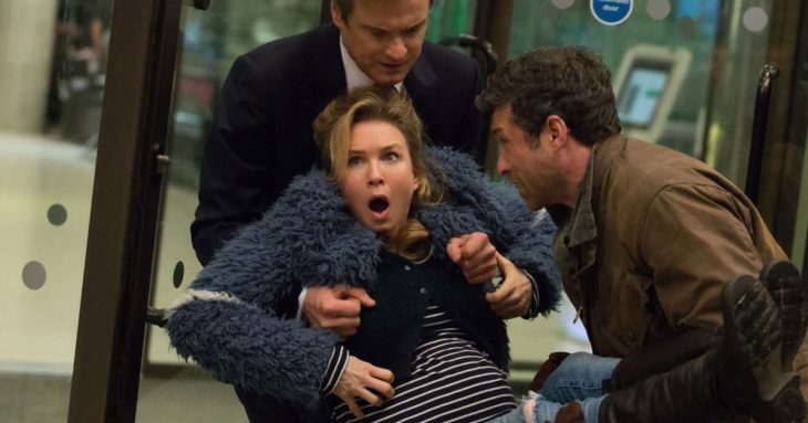 Dos hombres cargando a una mujer embarazada, escena de la película El bebé de Bridget Jones