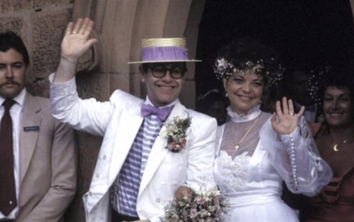  Renate Blauel y Elton John el día de su boda saludando a la prensa y a los invitados 