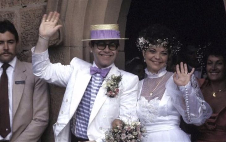  Renate Blauel y Elton John el día de su boda saludando a la prensa y a los invitados 