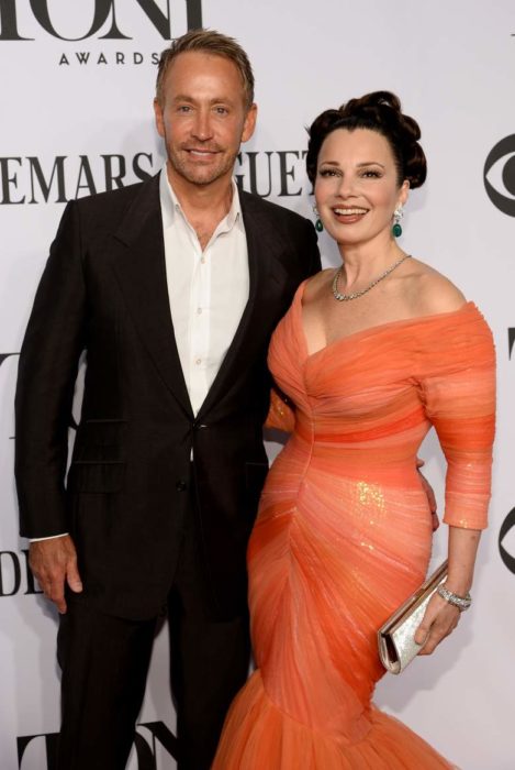 Fran Drescher y Marc Jacobson durante una alfombra roja abrazados y sonriendo 