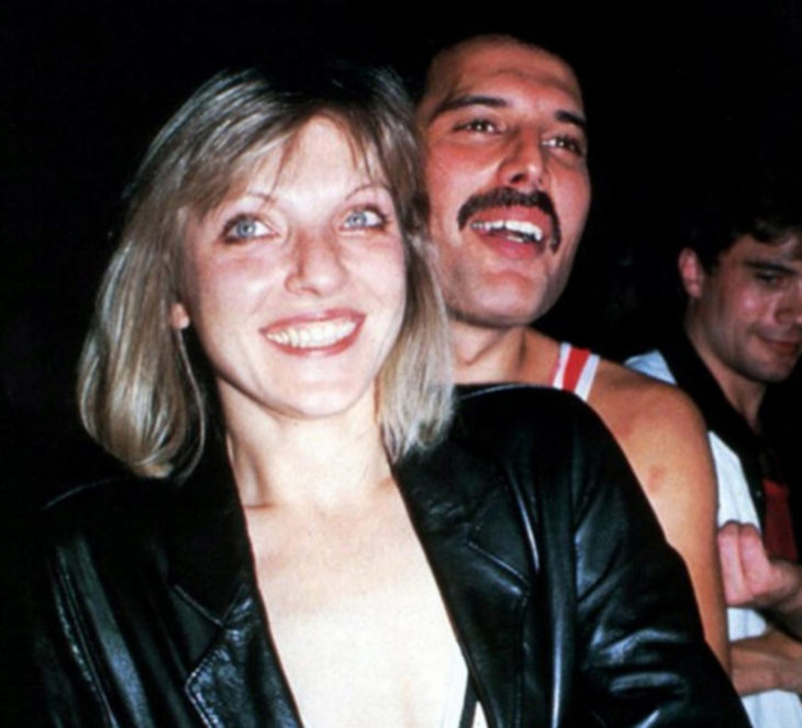 Mary Austin y Freddie Mercury abrazados durante un concierto 