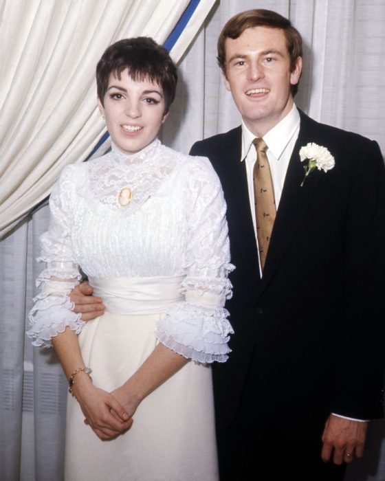 Liza Minelli y Peter Allen el día de su boda posando para una foto 