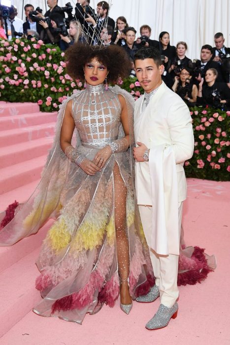 Nick Jonas y Priyanka Chopra posando abrazados para los fotógrafos del Met Gala