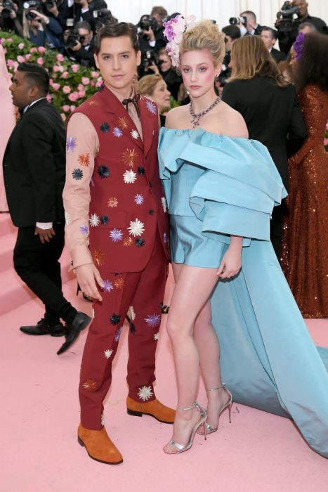 Cole Sprouse y Lili Reinhart abrazados posando para los fotógrafos durante la Gala del Met