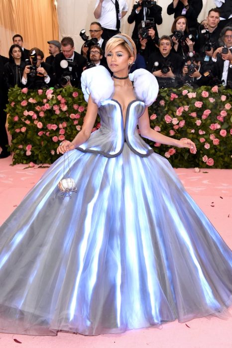 Zandaya usando un vestido estilo Cenicienta durante la Gala MET 2019