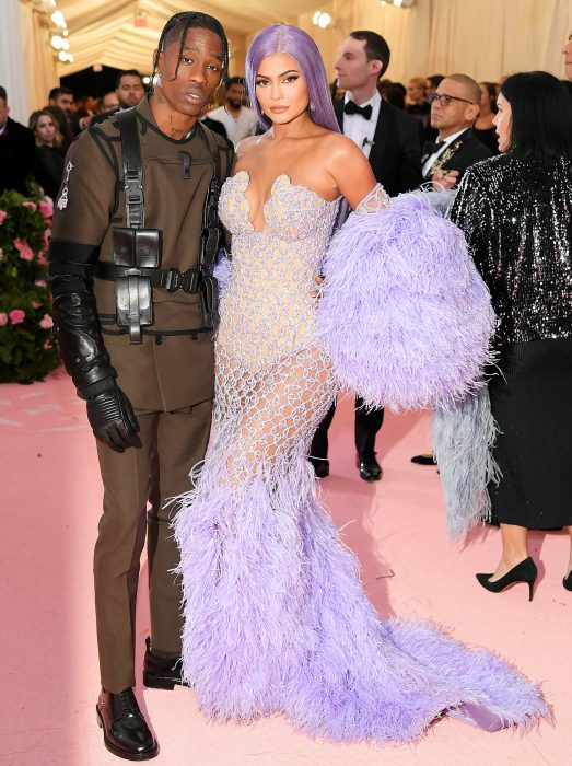 Kylie Jenner y Travis Scott abrazados posando para los fotógrafos durante la MET Gala 2019 