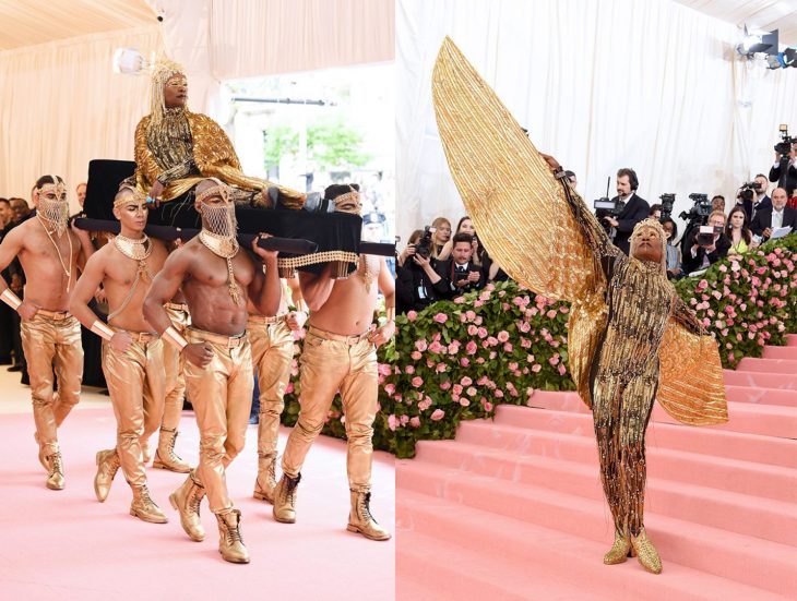 Billy Porter entrando a la Gala Met siendo cargado por varios hombres y después mostrando su atuendo que consiste en representar a un dios egipcio 