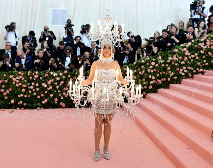 Katy Perry luciendo como un candelabro durante la Gala MET 2019