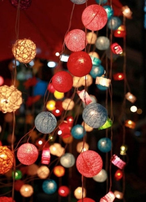 Ideas para fiesta de XV años con temática japonesa; luces de esferas de estambre