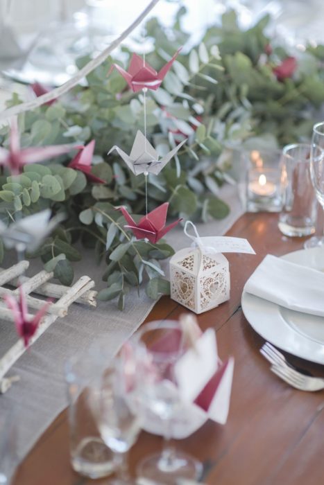 Ideas para fiesta de XV años con temática japonesa; origami, grullas de papel blancas y rojas como centro de mesa