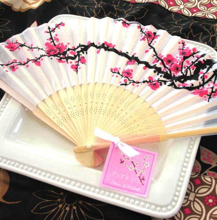 Ideas para fiesta de XV años con temática japonesa; abanico con flores de cerezo pintadas