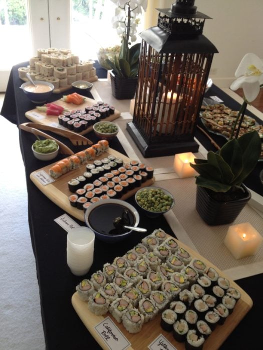 Ideas para fiesta de XV años con temática japonesa; mesa de sushi con lámpara
