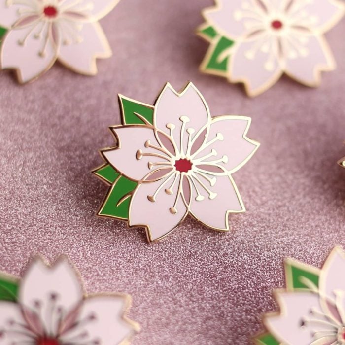 Ideas para fiesta de XV años con temática japonesa; recuerdos para invitados, pin o prendedor en forma de flor de cerezo rosa