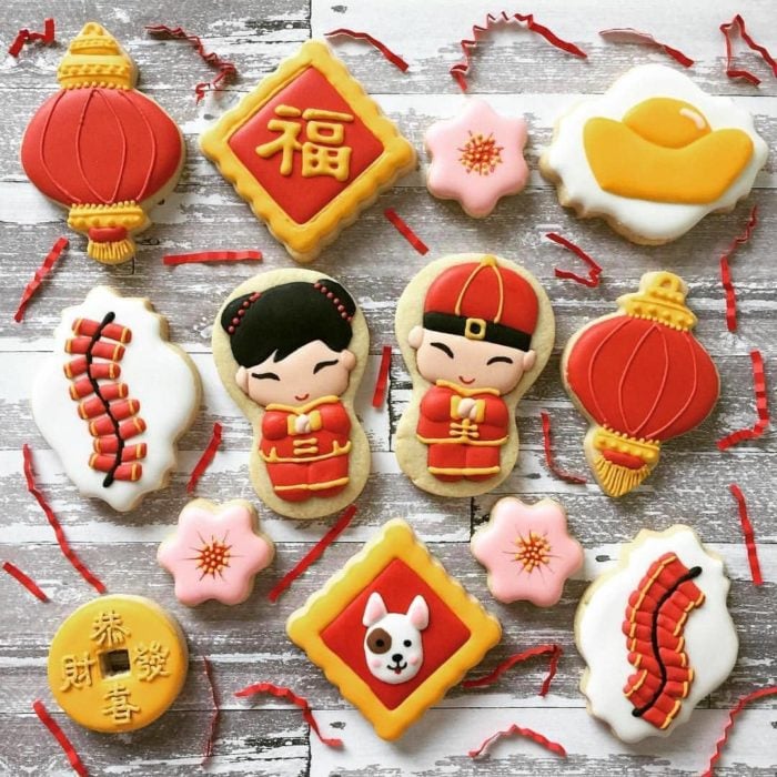 Ideas para fiesta de XV años con temática japonesa; galletas en forma de japoneses, globos, flores de cerezos, kanjis y perros