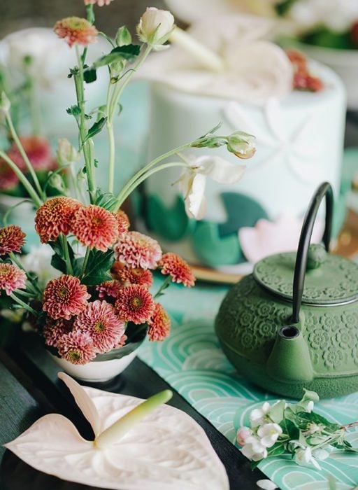 Ideas para fiesta de XV años con temática japonesa; tetera verde con flores y dalias en una maceta