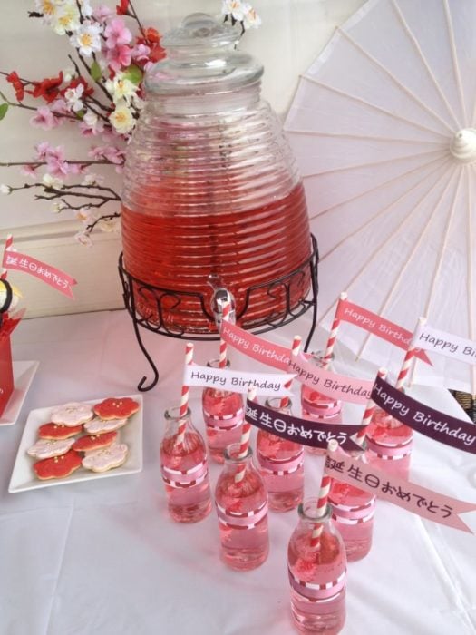 Ideas para fiesta de XV años con temática japonesa; mesa de bebida con agua de resa y galletas en forma de flor