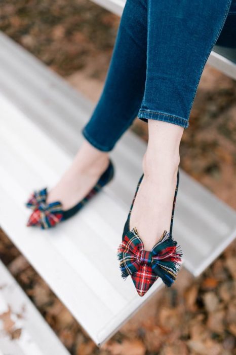 Chica mostrando unos mocasines de color rojo con verde 