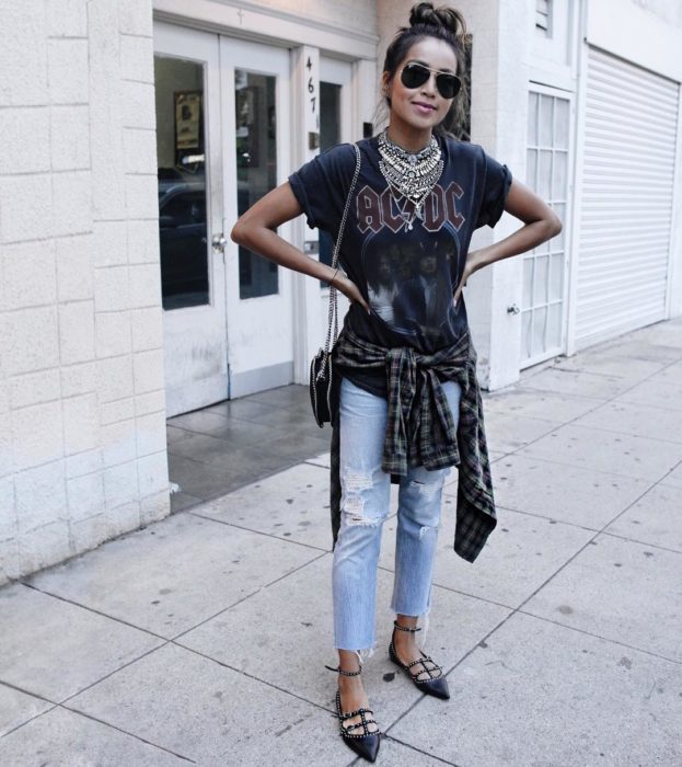 Chica parada en medio de la calle mostrando su outfit rockero y sus flats negras 