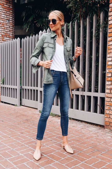 Chica parada en la calle posando para una foto mientras muestra su outfit y sus zapatos color beige