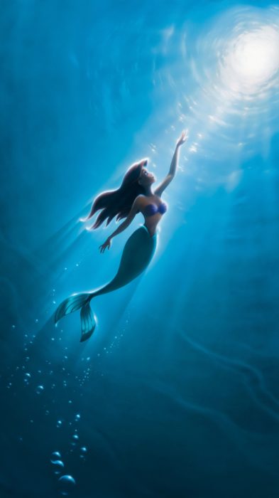 Fondo de pantalla para celular de Disney; wallpaper de Ariel de la película La Sirenita nadando hacia la superficie del mar