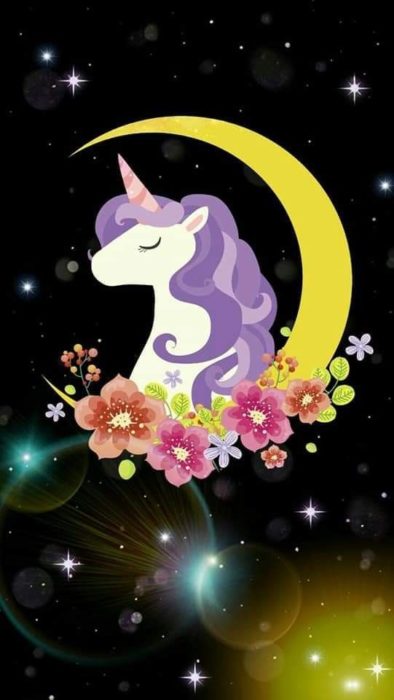 Fondo de pantalla para celular con el dibujo de un unicornio sobre una luna amarilla rodeada de flores