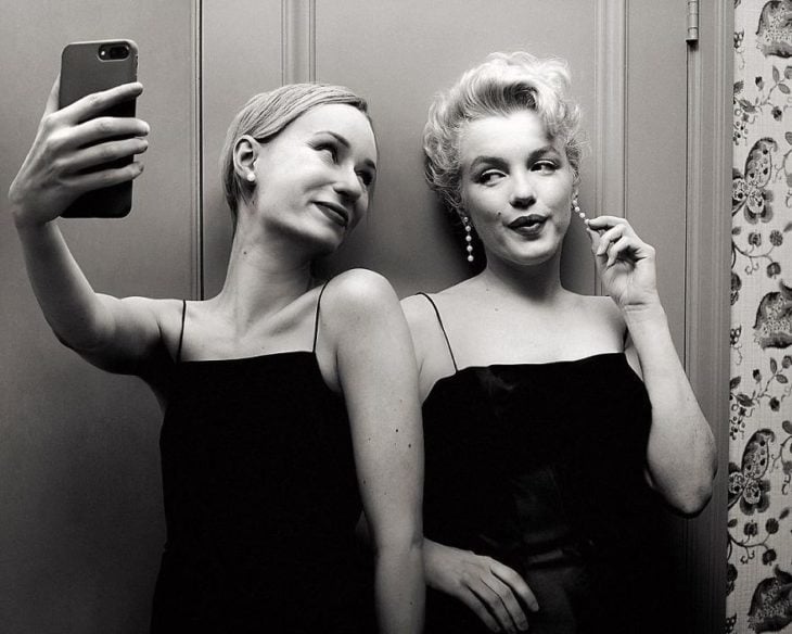 Fotógrafa Flóra Borsi tomándose una selfie con Marilyn Monroe mientras están afuera de un camerino 