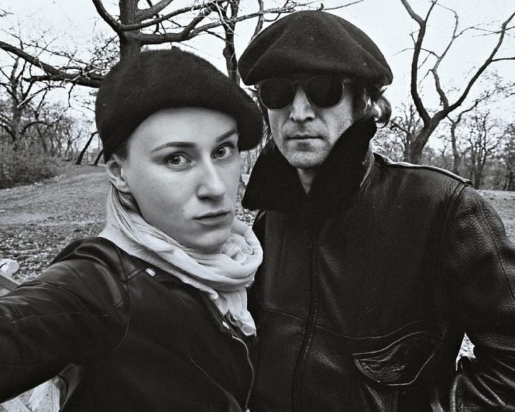 Fotógrafa Flóra Borsi tomándose una selfie con John Lennon mientras se encuentran en un parque 