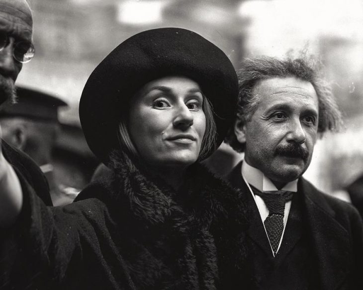 Fotógrafa Flóra Borsi tomándose una selfie con Albert Einstein mientras caminan por un parque 