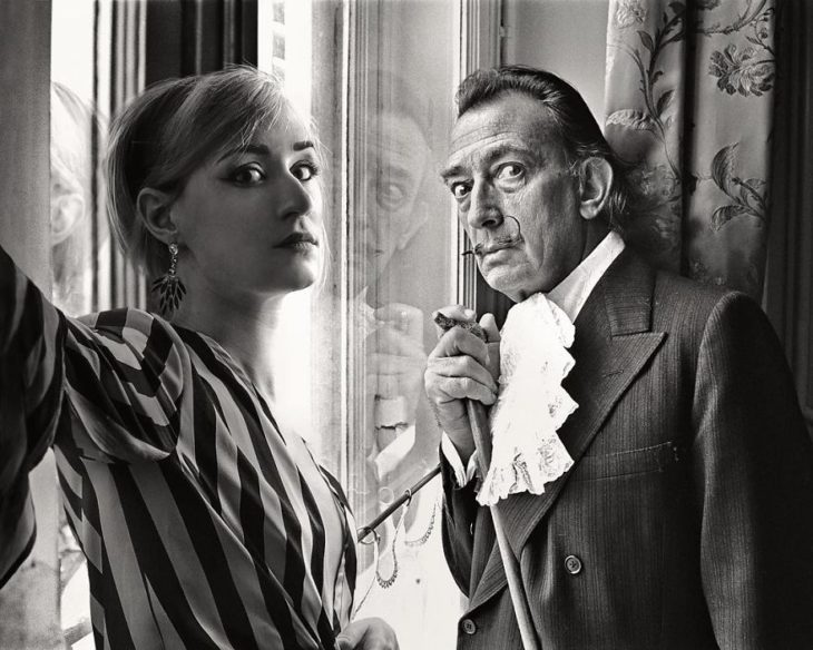 Fotógrafa Flóra Borsi tomándose una selfie con Salvador Dalí mientras están viendo hacia una ventana 