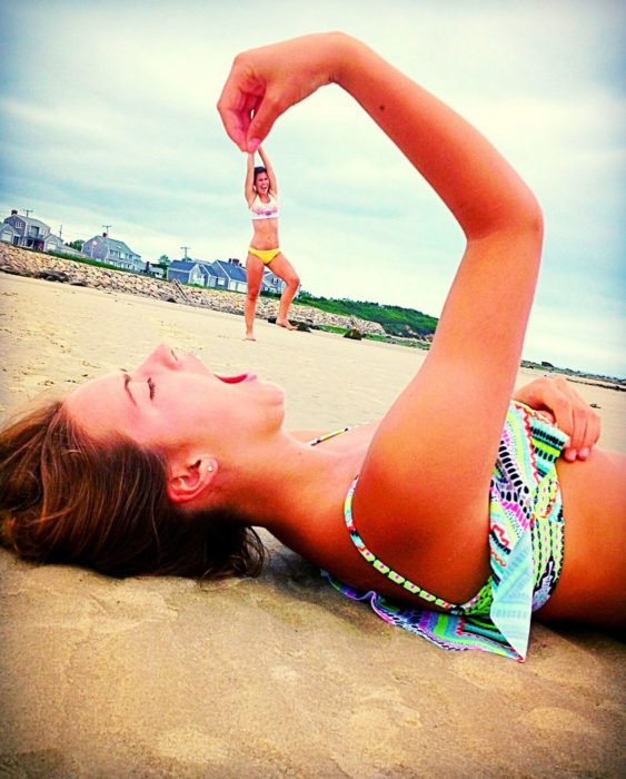 Fotos de mejores amigas en la playa, dan el efecto de que una se está comiendo a la otra 