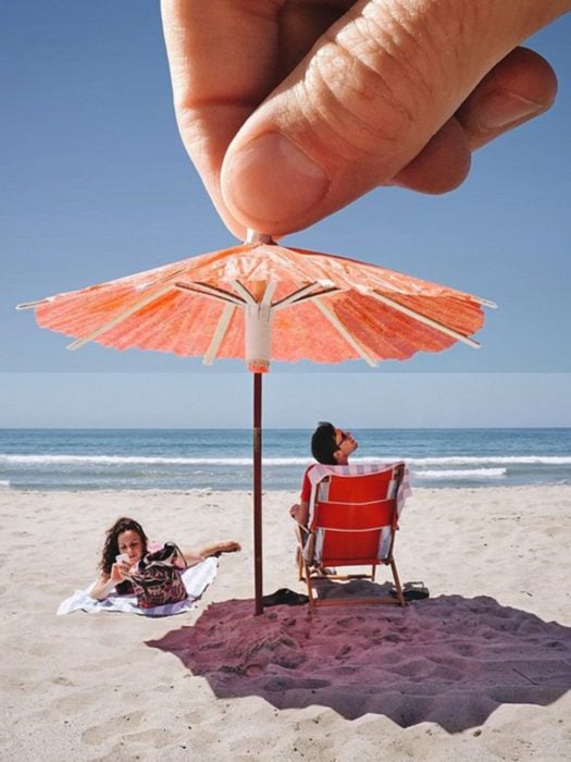 Fotos de mejores amigos que están en la playa tomando el sol y siendo tapados por una sombrillita coctelera 