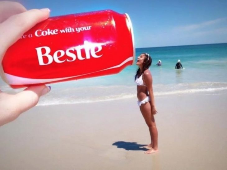 Fotos de mejores amigas; chica tomando refresco de una lata gigante 