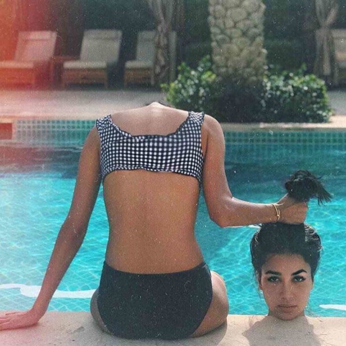 Mejores amigas en una piscina tomandose una foto como si a una de ellas le faltara la cabeza y la otra estuviera sosteniéndola 