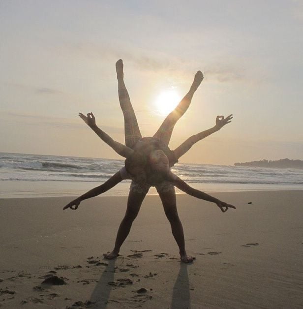 Chicas en la playa, una sobre la otra, dando el efecto de que están haciendo una estrella como la del dr. Strange 