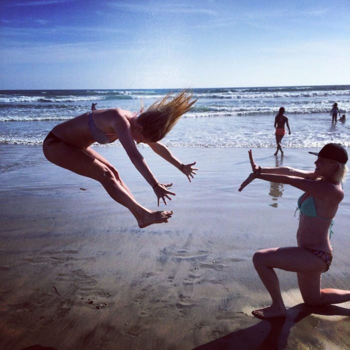 Chicas jugando en la playa que dan la ilusión de estar haciendo un kame hame ha 