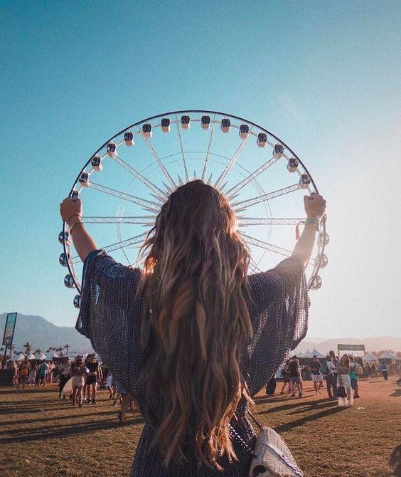 Chica en Coachella dando la ilusión de que está sujetando una rueda de la fortuna 
