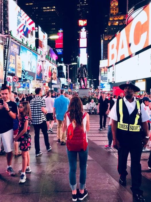 Personas caminando por New York de noche