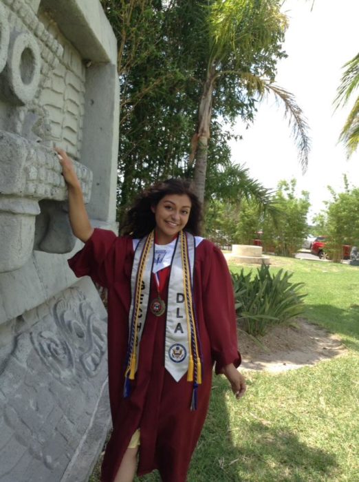 Saraí Ruiz vestida con su toga de graduación luego de la ceremonia en la que recibió su certificado 